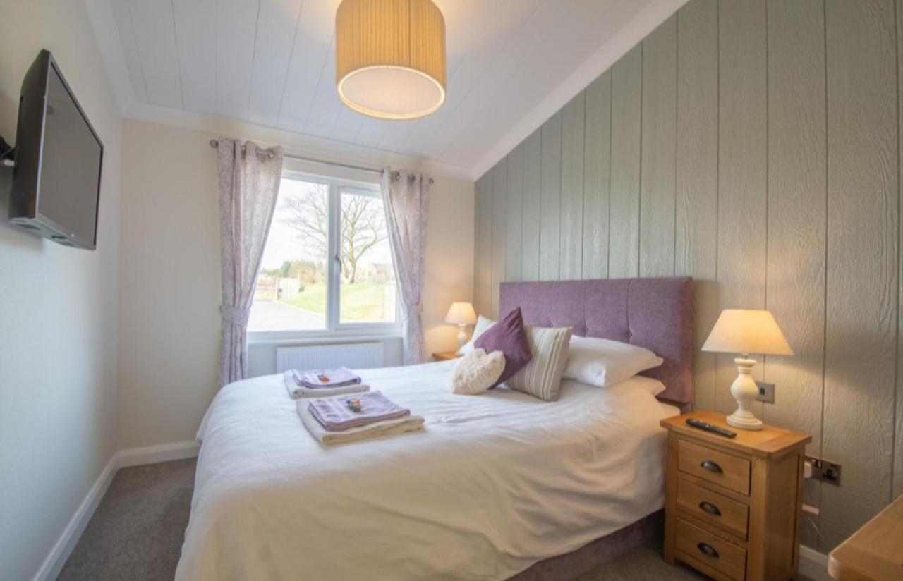 Luxury Family Beechwood Lodge With Hot Tub Lochwinnoch Esterno foto
