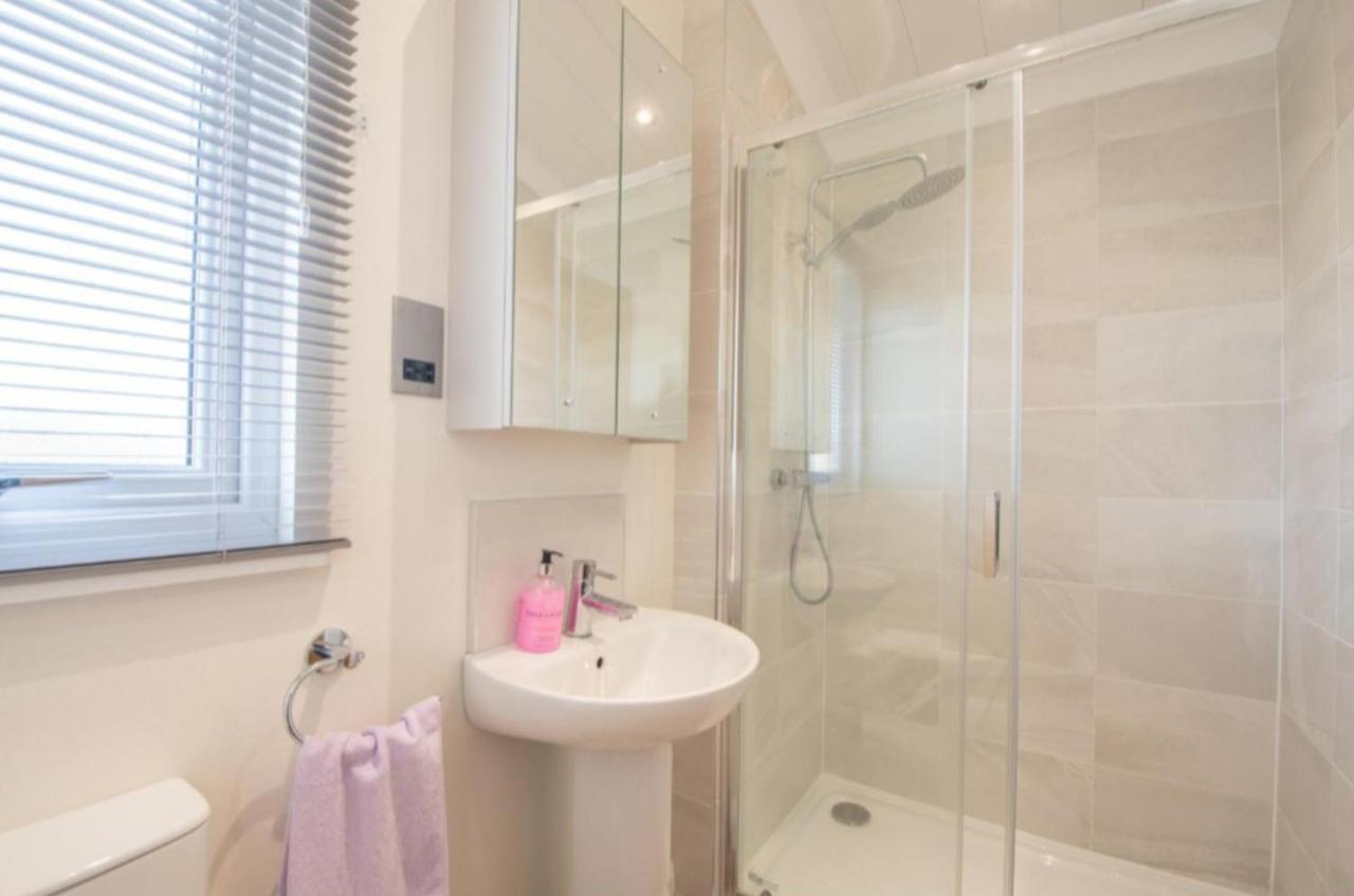 Luxury Family Beechwood Lodge With Hot Tub Lochwinnoch Esterno foto